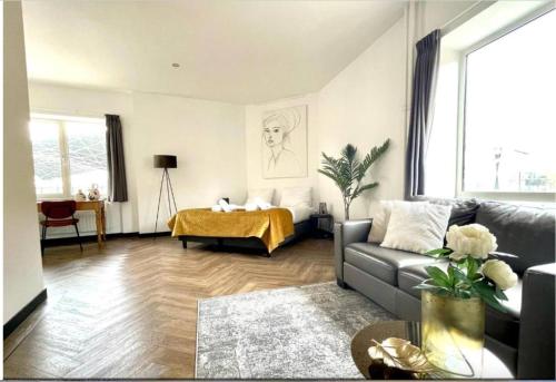 een woonkamer met een bank en een bed bij Modern Studio In Tilburg Kitchen & Bathroom in Tilburg