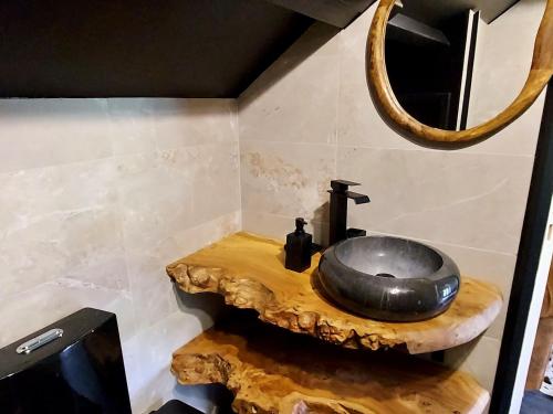 ein Badezimmer mit einem Waschbecken auf einer Holztheke in der Unterkunft Gîte Moulins-sur-Yèvre, 4 pièces, 6 personnes - FR-1-586-42 
