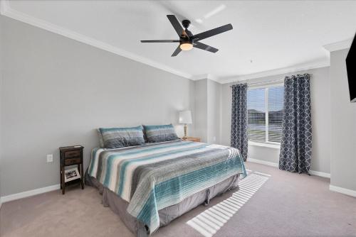 una camera da letto con un letto e un ventilatore a soffitto di 14060 Heritage Landing Unit 322 a Burnt Store Marina