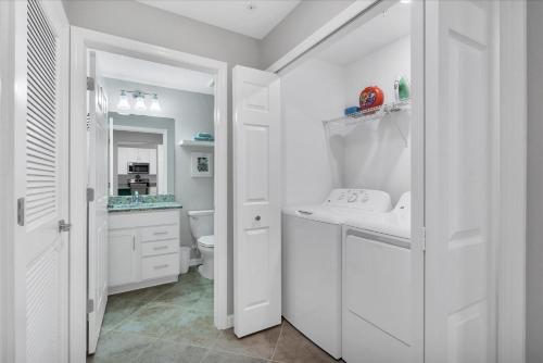 un bagno bianco con lavandino e WC di 14060 Heritage Landing Unit 322 a Burnt Store Marina