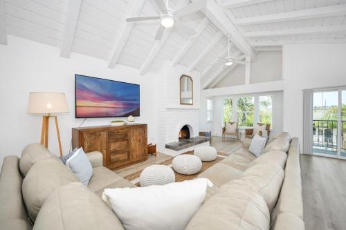 uma sala de estar com um sofá grande e uma lareira em 6 Bedroom Duplex near the Balboa Pier and Fun Zone with AC em Newport Beach