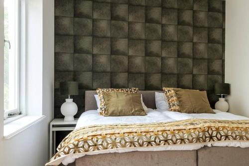una camera da letto con un grande letto con una grande testiera di Jean New Luxurious Home With Balconies Room 3 a Roosendaal