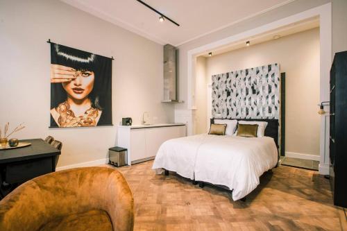 - une chambre avec un lit et une grande peinture murale dans l'établissement Luxe Studio With Garden Alexander, à Tilbourg