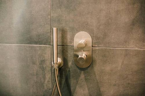 een badkamer met een deurknop aan een muur bij Luxe Studio With Garden Alexander in Tilburg