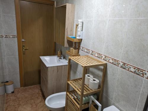 a bathroom with a toilet and a sink at Chalet con piscina, barbacoa y jacuzzi en Valencia in Turís