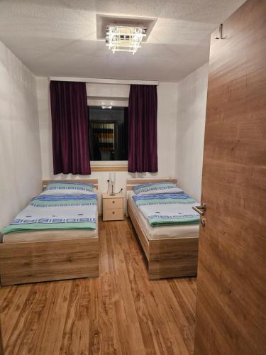 Un dormitorio con dos camas y una ventana. en Apartment Bauer, en Mariapfarr