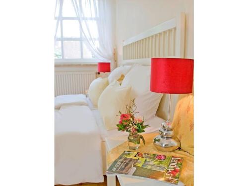 um quarto com uma cama e uma mesa com um candeeiro em Holiday apartment Susanne em Ascheberg
