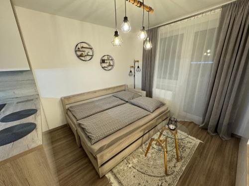 1 dormitorio con 1 cama en una habitación en Moderný apartmán s výhľadom na Vysoké Tatry en Poprad