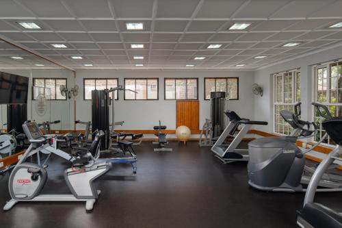 un gimnasio con varias cintas de correr y máquinas cardiovasculares en Fairview Hotel Nairobi en Nairobi