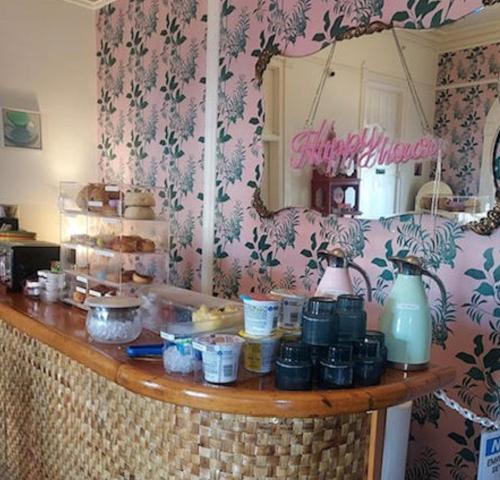 基韦斯特Marreros Guest Mansion - Adult Only的厨房里有一个柜台,上面有食物