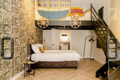 ein Schlafzimmer mit einem Bett mit einem Zug an der Decke in der Unterkunft Stadsvilla Luxious Koetshuis New in Tilburg