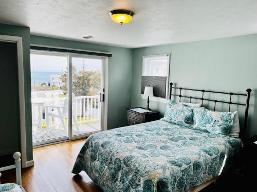 1 dormitorio con cama y vistas al océano en All New Beautiful Priscilla Beach OceanView, en Plymouth