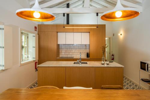a kitchen with a sink and a counter top at Casa das 7 Leiras in Queijada