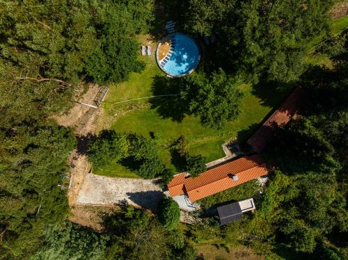 an overhead view of a house in a forest at Casa das 7 Leiras in Queijada