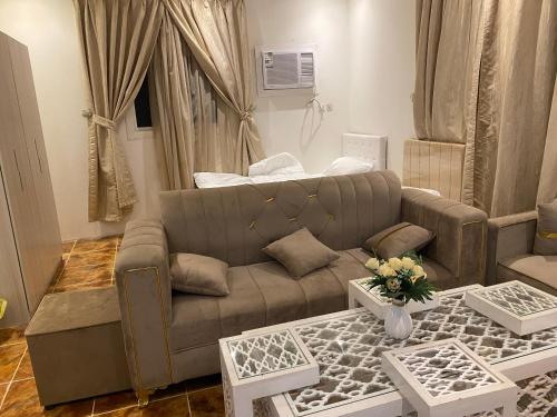 un soggiorno con divano e tavolo di العلم نور a Sīdī Ḩamzah