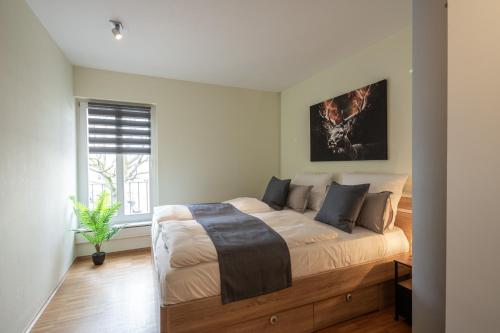 a bedroom with a large bed in a room at Altstadtliebe - Ferienwohnung Eisenach Stadtmitte am Bachhaus in Eisenach