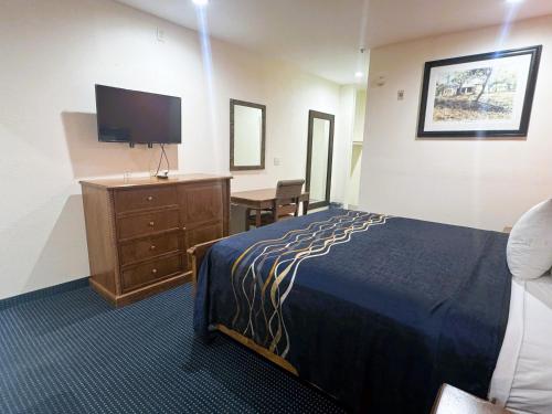 Ένα ή περισσότερα κρεβάτια σε δωμάτιο στο Pecan Valley Inn & Suites
