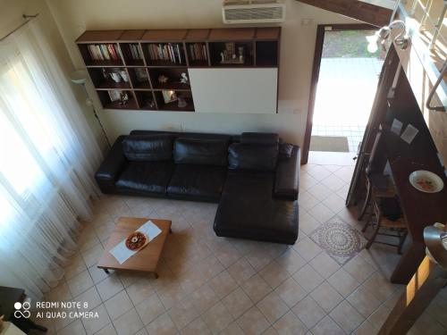 an overhead view of a living room with a black couch at A casa di Lucy in Rimini