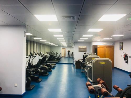 een fitnessruimte met een rij loopbanden en machines bij A103 Cozy Private Room Shared Apartment Muroor Abu Dhabi UAE in Abu Dhabi