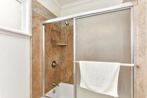 um chuveiro com uma porta de vidro na casa de banho em 4 Bedroom Home with Rooftop & Peek-A-Boo Ocean View em Newport Beach