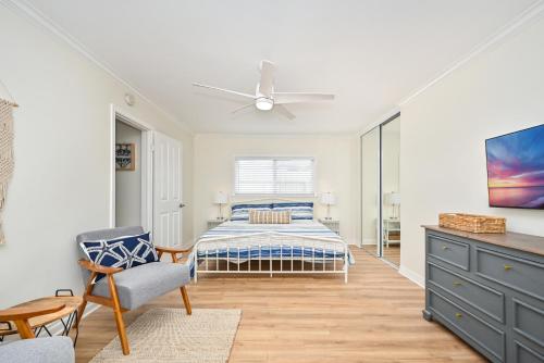 um quarto com uma cama e uma ventoinha de tecto em Freshly Renovated Beach House Steps to the Beach em Newport Beach