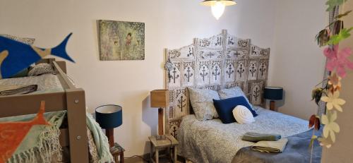 um quarto com uma cama com almofadas azuis em La Cambusette em Port-Joinville