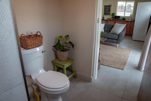 Il comprend un salon et une salle de bains pourvue de toilettes. dans l'établissement Eco Farm Cottage, à Millvale