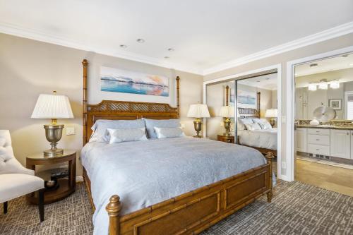 1 dormitorio con 1 cama grande y espejo grande en 3 Bedroom Home in Balboa - Walk to Pier & Restaurants, en Newport Beach