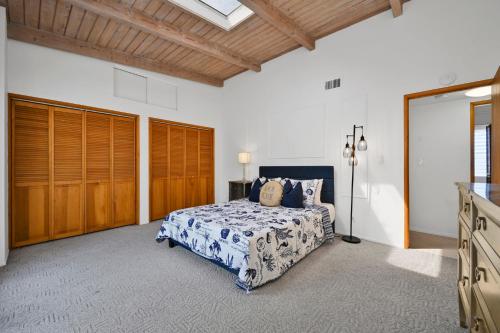 Katil atau katil-katil dalam bilik di Beautiful home on Seashore Dr