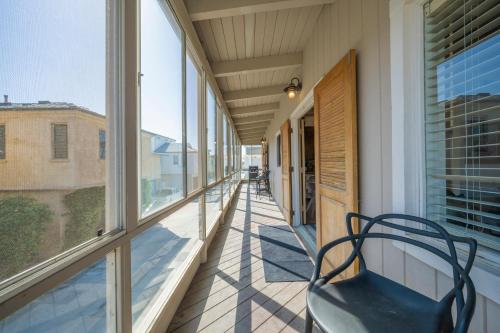 Balkoni atau teres di Beautiful home on Seashore Dr