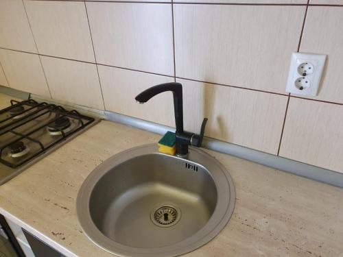 un lavandino con rubinetto su un bancone di Stejarului Apartament a Floreşti