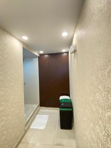 Baño con cubo de basura en el pasillo en Borabora Hotel, en San Andrés