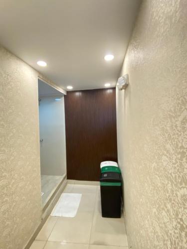 a bathroom with a trash can in a hallway at Borabora hotel in San Andrés