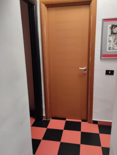een deur in een kamer met een geruite vloer bij 0823 caserta centro in Caserta