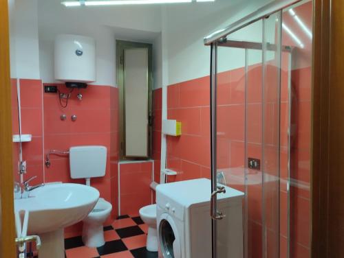 een badkamer met een wastafel, een toilet en een douche bij 0823 caserta centro in Caserta