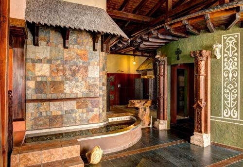 uma casa de banho com banheira no meio de um quarto em Hotel Galileo Donovaly em Donovaly