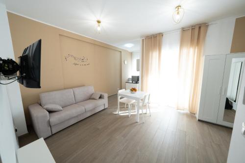 ein Wohnzimmer mit einem Sofa und einem Tisch in der Unterkunft PALAZZO ENNIO in Bari