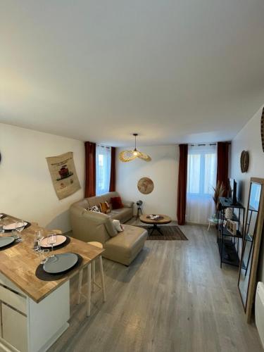 un salon avec un canapé et une table dans l'établissement T4 Lumineux proche Centre Ville Narbonne & Des Grands Buffets, à Narbonne