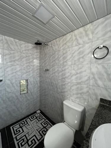 Un baño con un inodoro blanco y un lavabo. en 3D Hotel, en Manaus