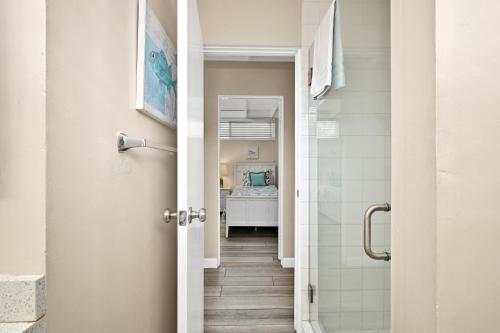 pasillo que conduce a un baño con ducha en 2 Bedroom Upstairs Apt 1 block from the beach! en Newport Beach