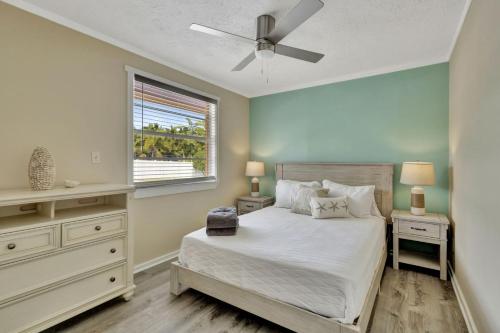 - une chambre avec un lit et un ventilateur de plafond dans l'établissement 2 BR Jensen Beach Tropical Resort, à Fort Pierce