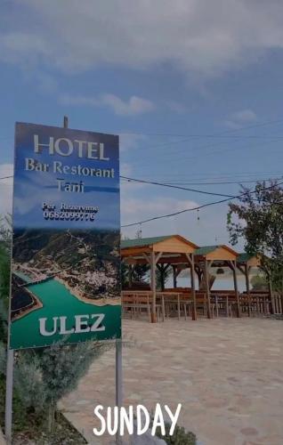 ein Schild vor einem Restaurantzelt des Hotels in der Unterkunft Hotel Tani in Ulëz