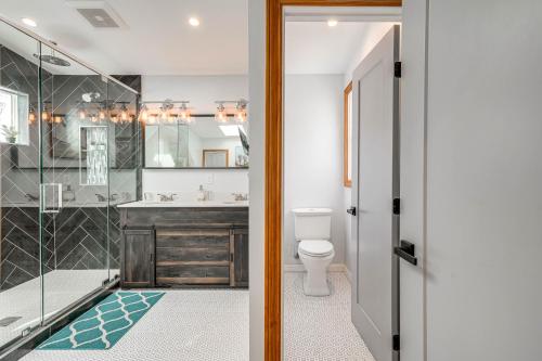 uma casa de banho com um chuveiro, um WC e um lavatório. em San Francisco Home with Bay Views Near Union Square! em São Francisco