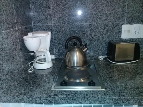 a tea kettle sitting on top of a stove at Green Park Departamentos Exclusivos in Punta del Este