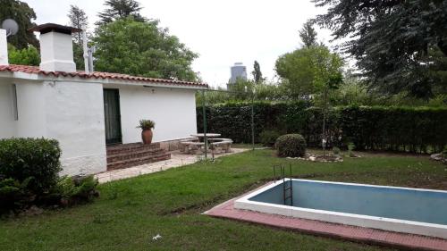 einen Hinterhof mit einem Pool im Gras in der Unterkunft la soñada in Villa Icho Cruz
