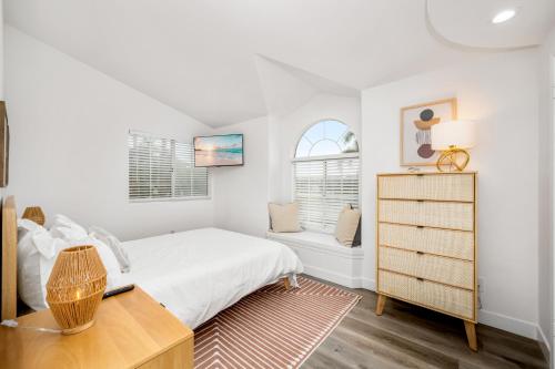 1 dormitorio con cama, escritorio y ventana en Spacious Home with 7 Beds minutes from Mission Bay, en San Diego
