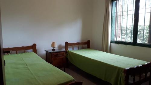 2 Betten in einem Zimmer mit Fenster in der Unterkunft la soñada in Villa Icho Cruz