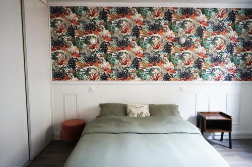ein Schlafzimmer mit einem großen Blumengemälde über einem Bett in der Unterkunft Maison de ville - Chelles Close to Disney & Paris in Chelles