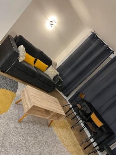 un salon avec un canapé et une table basse dans l'établissement Le Nuage de Jaude II, à Clermont-Ferrand