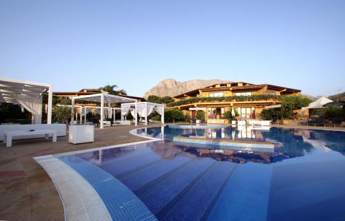 une grande piscine en face d'un complexe dans l'établissement Magaggiari Hotel Resort, à Cinisi